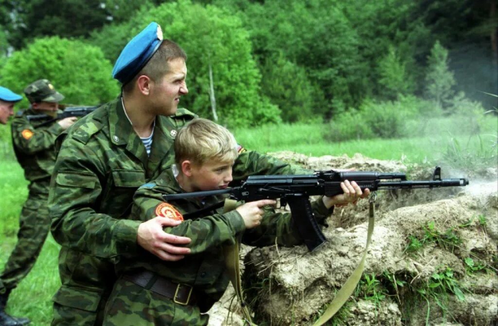 Русская патриотическая группа. Военный с ребенком. Патриотизм в армии. Воспитание в армии. Русский военный с ребенком.