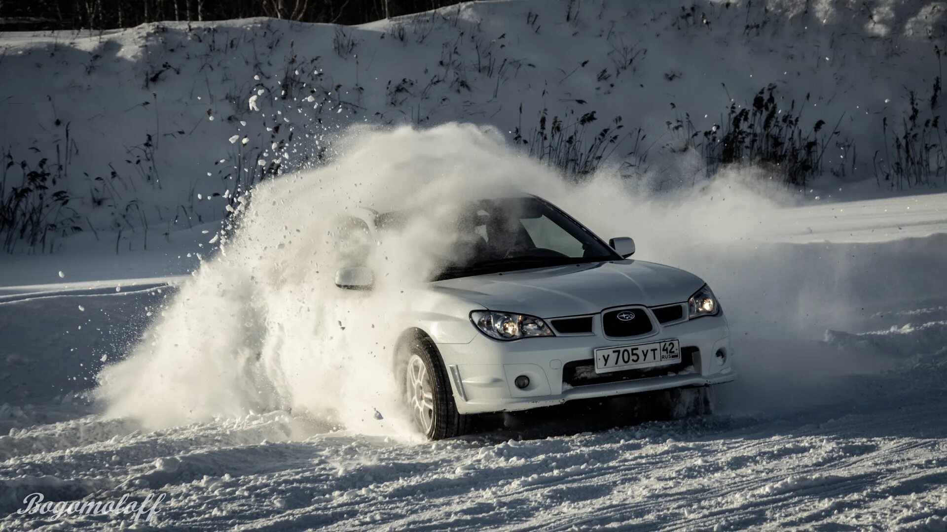 Drifting snow. Машина дрифт в снегу. Дрифт зимой. Занос автомобиля. Машина в заносе зимой.