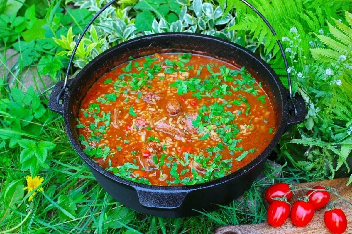 Солянка мясная в казане на костре. Солянка на костре рецепт. Солянка мясная в казане на костре. Солянка на костре рецепт. Солянка на костре.
