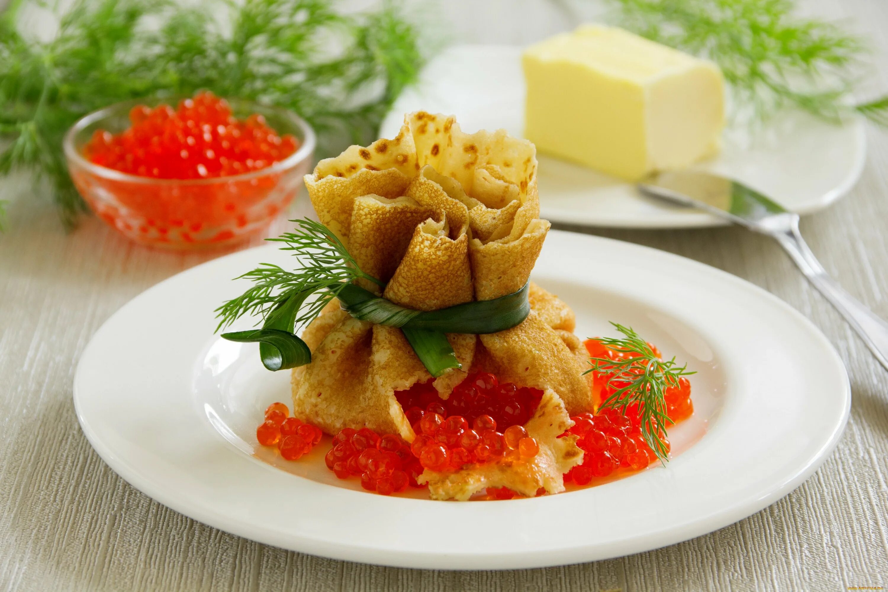 Блинчики ресторанная подача. Подача цо. Блюда в ресторане. Блины с икрой красной. Цезарь с пашот.