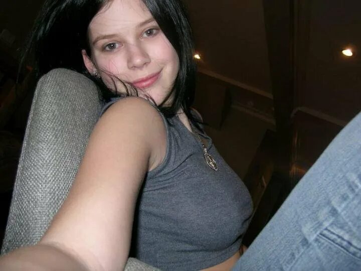 Поцелуй девушек. Три девушки показывают средний палец. Indian kiss. Four girls finger. Teenage домашнее.