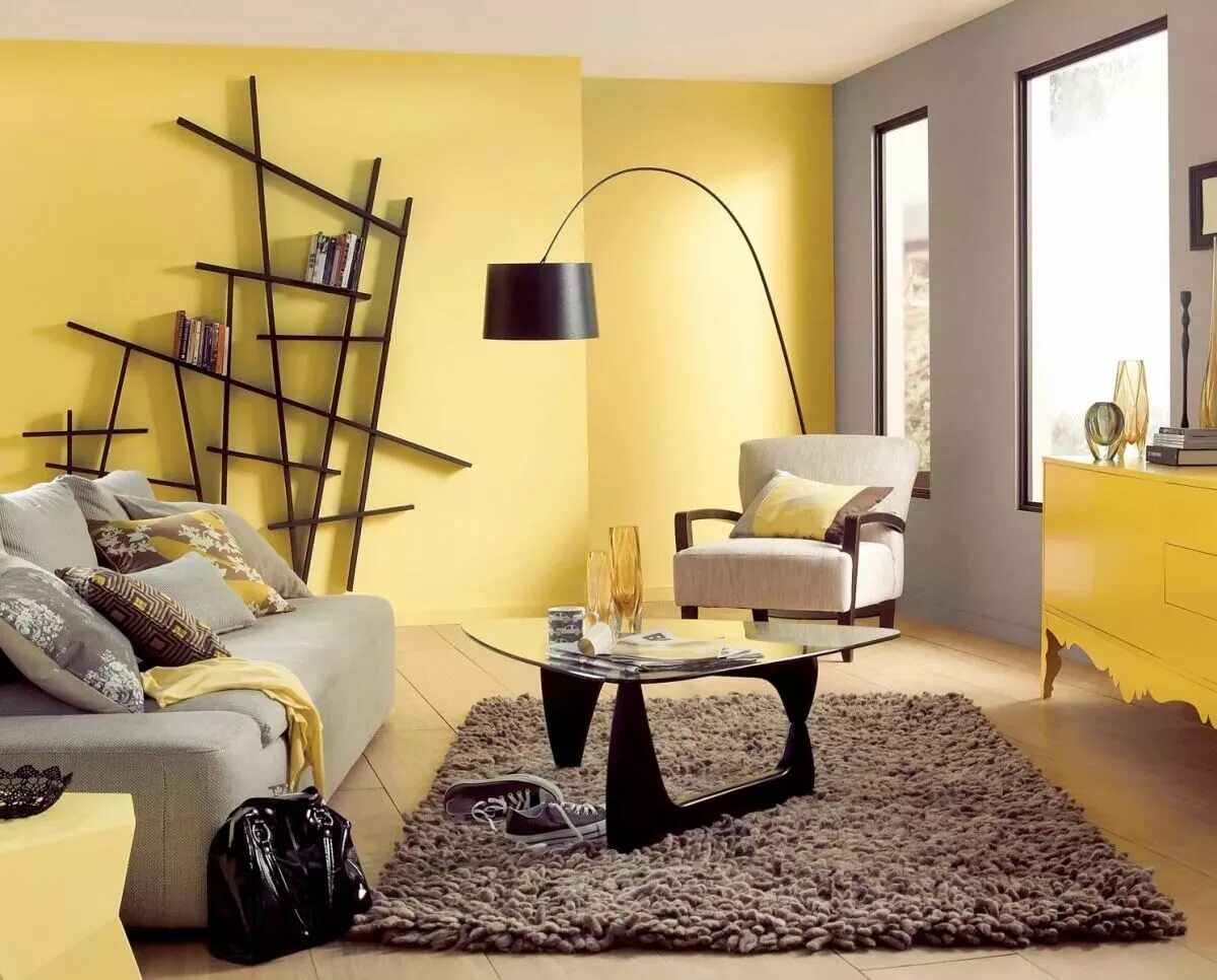 Покрашенные стены в гостиной. Стильный цвет стен. Комната с желтыми стенами. Желтый цвет в интерьере. Интерьер в желтых тонах.