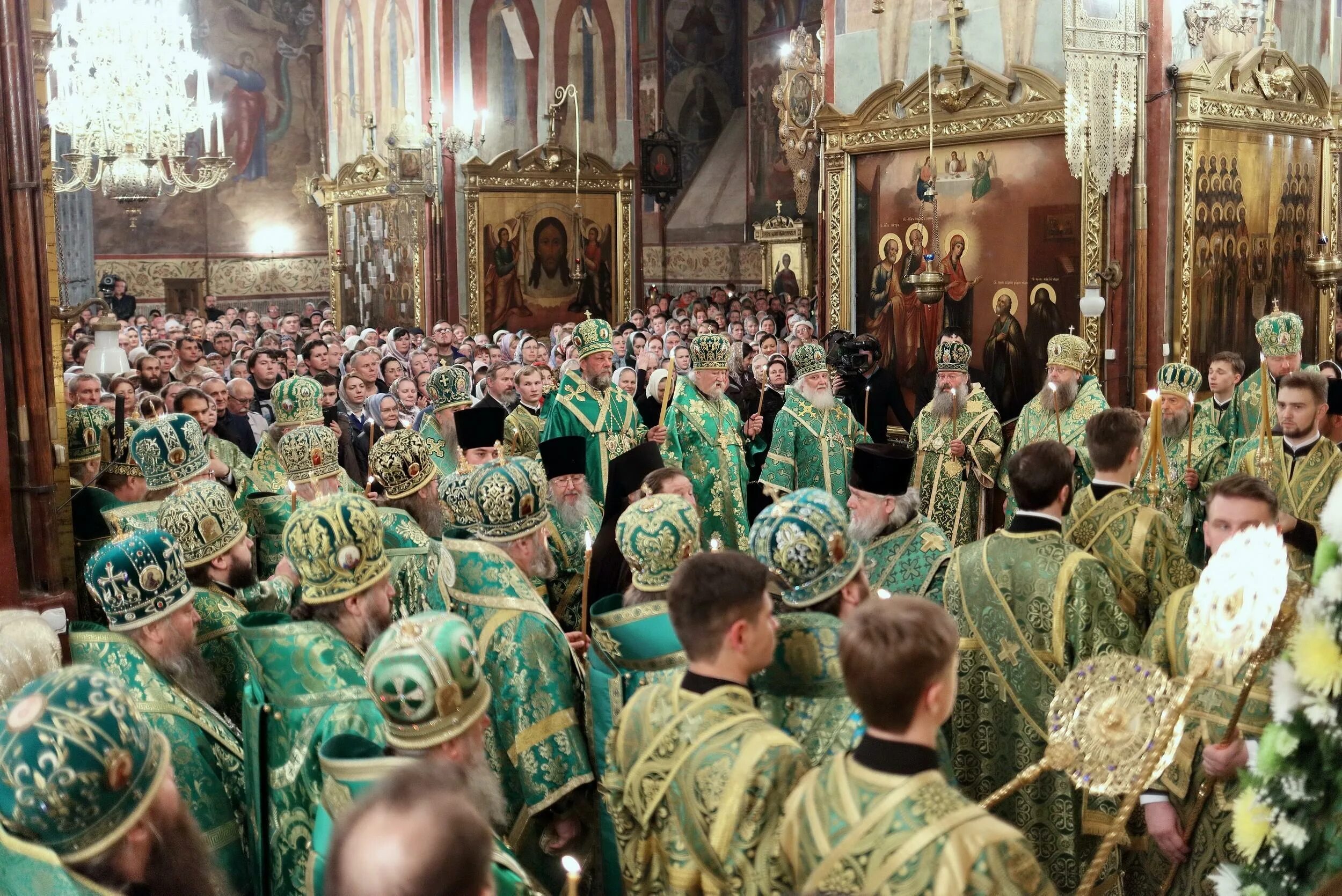 Церковная служба днем. Почаевская Лавра всенощное бдение литургия. Почаев всенощная. Всенощное бдение Божественная литургия издание Троице Сергиевой. Всенощное бдение что это такое в православии.