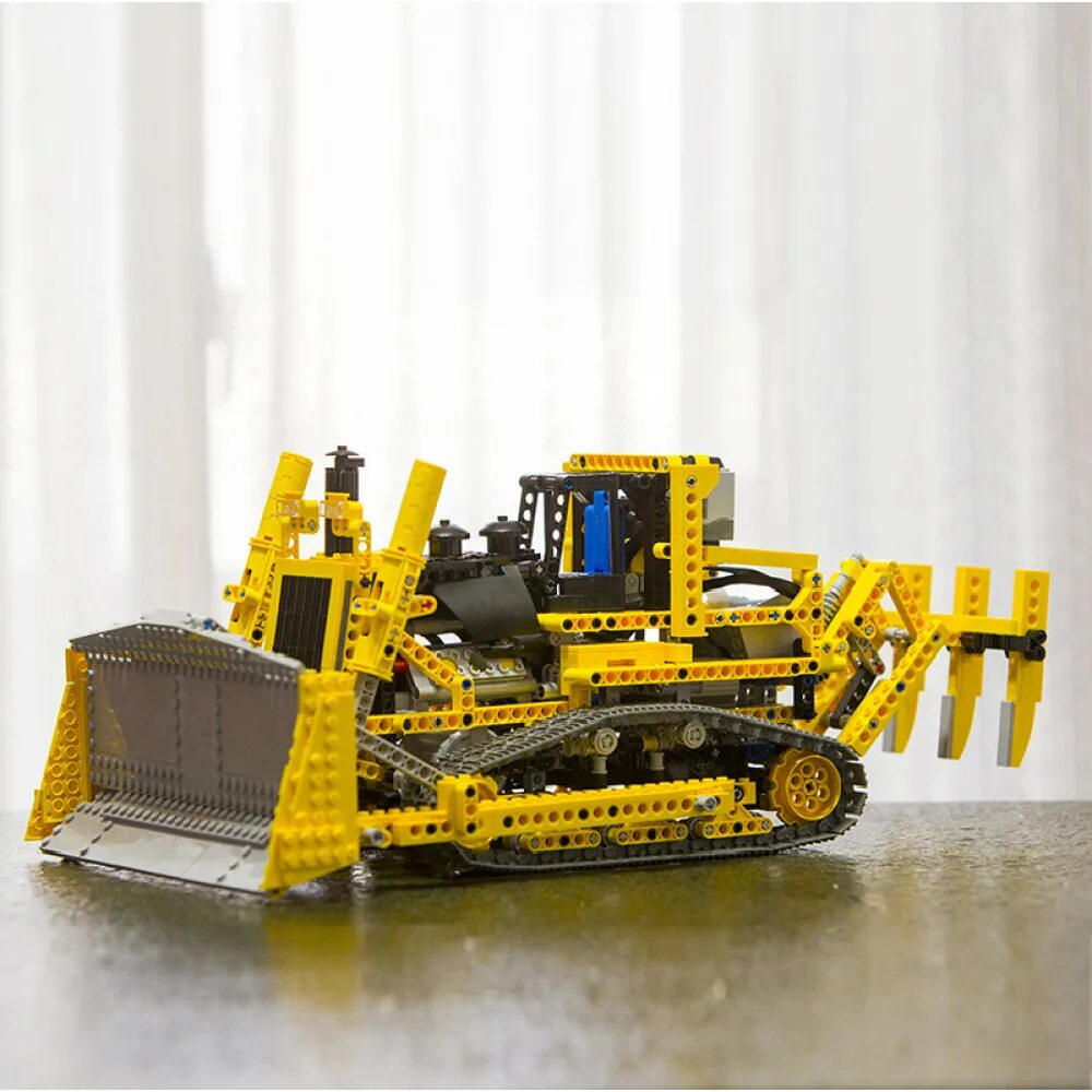 Technic бульдозер. Конструктор lepin Technics 20008 бульдозер с электроприводом.