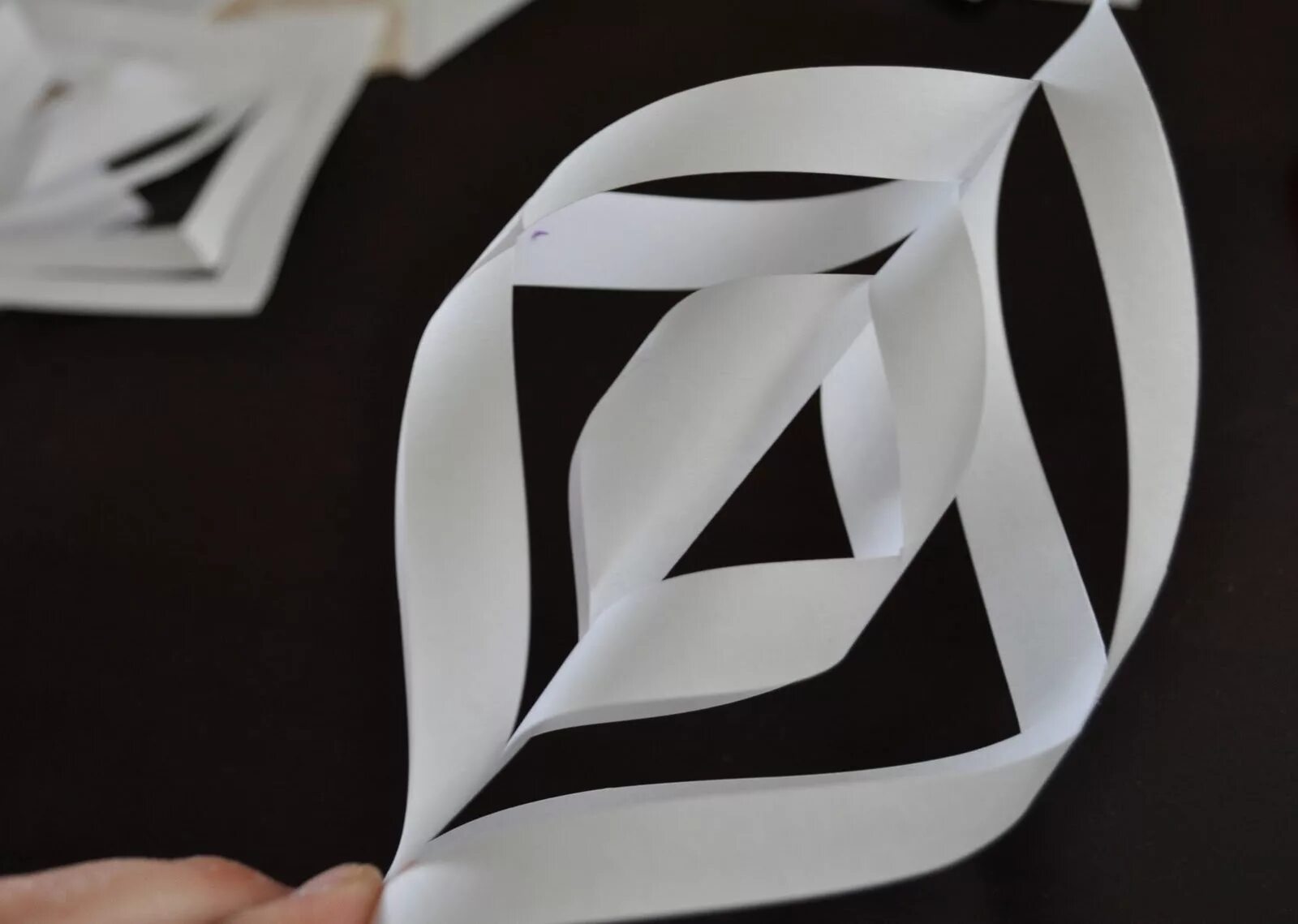 новогодние поделки из бумаги. елка из бумаги объемная. елка из белой бумаги. объемная фигурка деда мороза из бумаги. объемная елка.