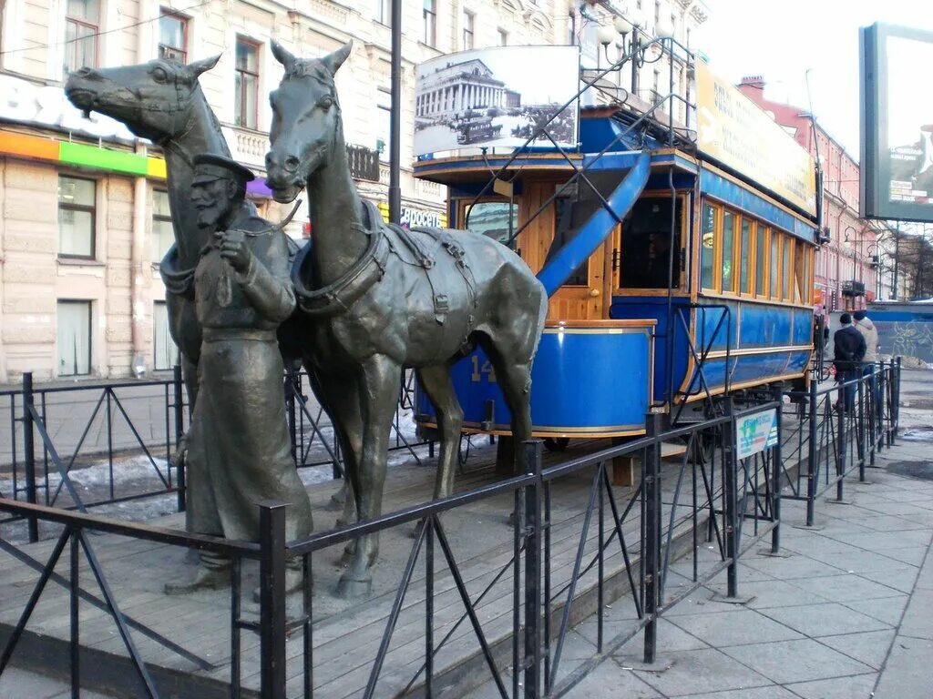 Памятник Конке в Санкт-Петербурге. Конка на Васильевском острове. Конка памятник в СПБ. Памятник Конке в Санкт-Петербурге на Васильевском острове.