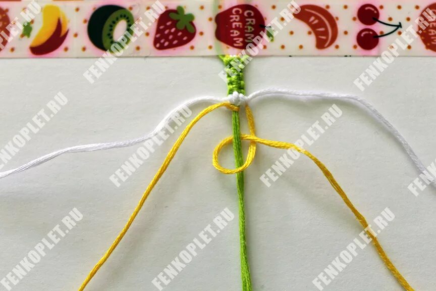 Схемы жгутов из бисера крючком альбины тезиной. Фенечки с ромашками. Фенечка с ромашками схема. Фенечки из бисера схемы для начинающих на станке с авокадо. Схема фенечки с ромашками.