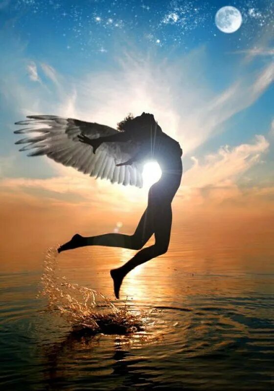 Птица в полете. Ангелы летают. Душа улетает. Журавли любовь. Девушка с крыльями в небе.