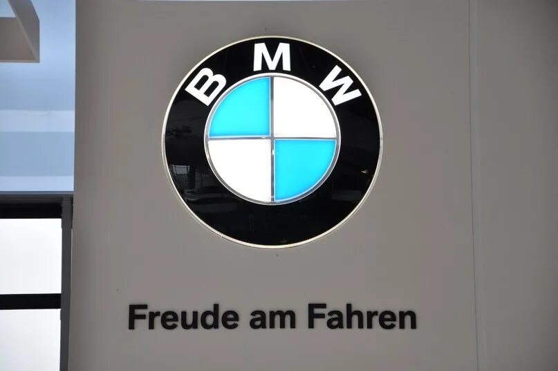 Бмв девиз компании. Эмблема бмв. Слоган bmw. Слоганы марок автомобилей. Bmw слоган компании.