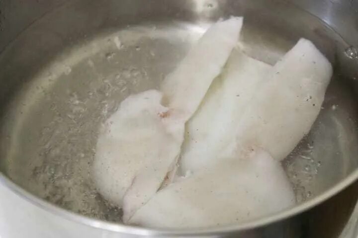 Бланширование кальмара. Кальмары замороженные для варки. Готовим кальмара замороженного. Приготовление кальмара замороженного.