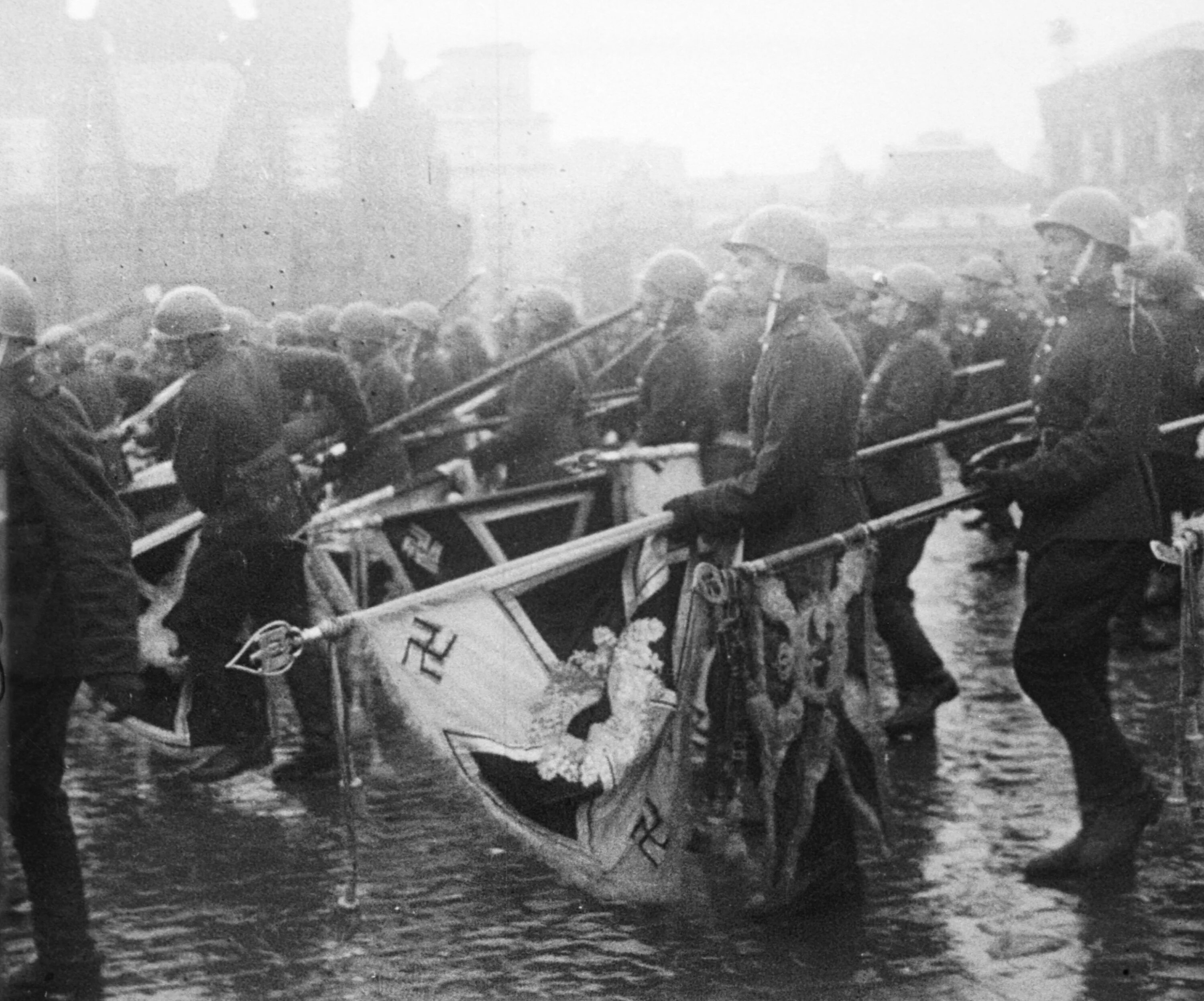 Фашистские знамена на красной площади в 1945. Флаги у мавзолея 1945. Парад Победы 1945 года знамена фашистов. Парад Победы 1945 штандарты у мавзолея.