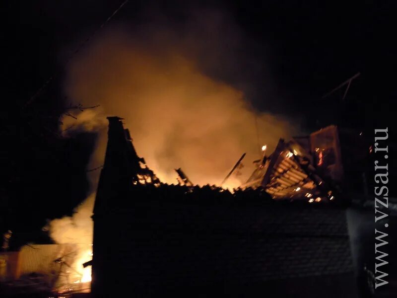 Энгельс что случилось сегодня ночью. Пожар в Энгельсе. Пожар в Энгельсе сегодня. В Писцово сгорел дом улица Луначарского.