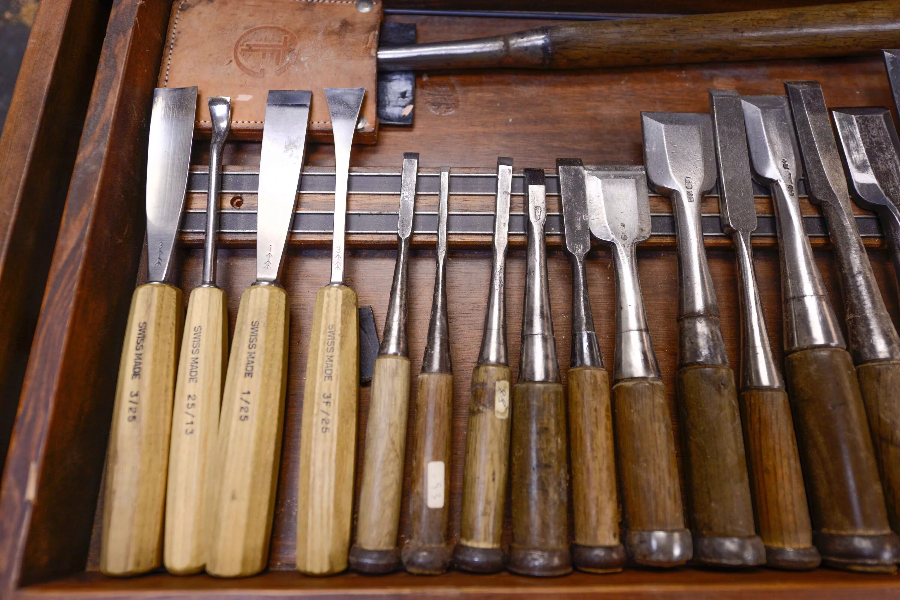 Инструменты добычи. Инструменты для обработки дерева. Старинные инструменты. Инструменты плотника. Старинные инструменты по дереву.