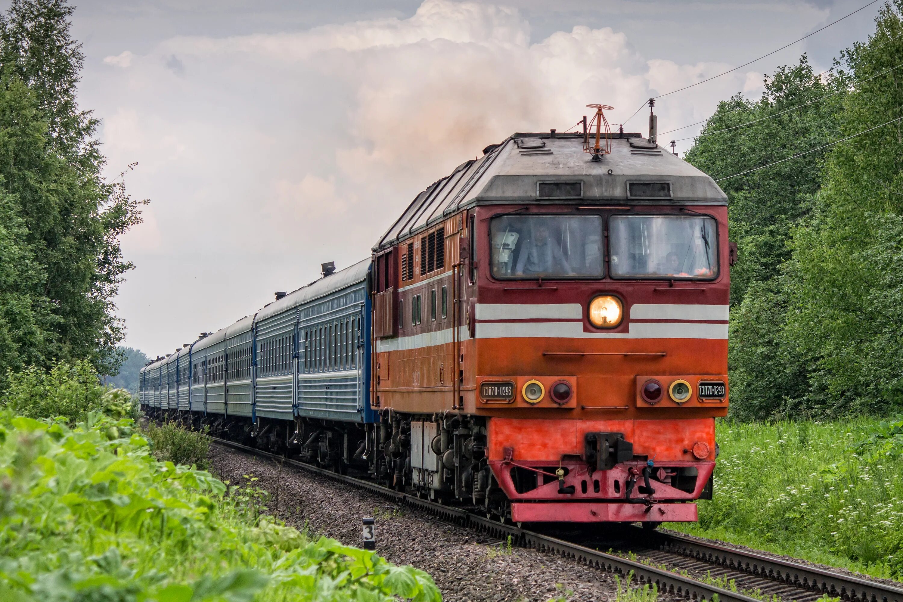 Спб белоруссия поезд. ТЭП 70 293. Тэп70 0293 латвийский. Поезд Санкт-Петербург Брест. Оредеж поезда.