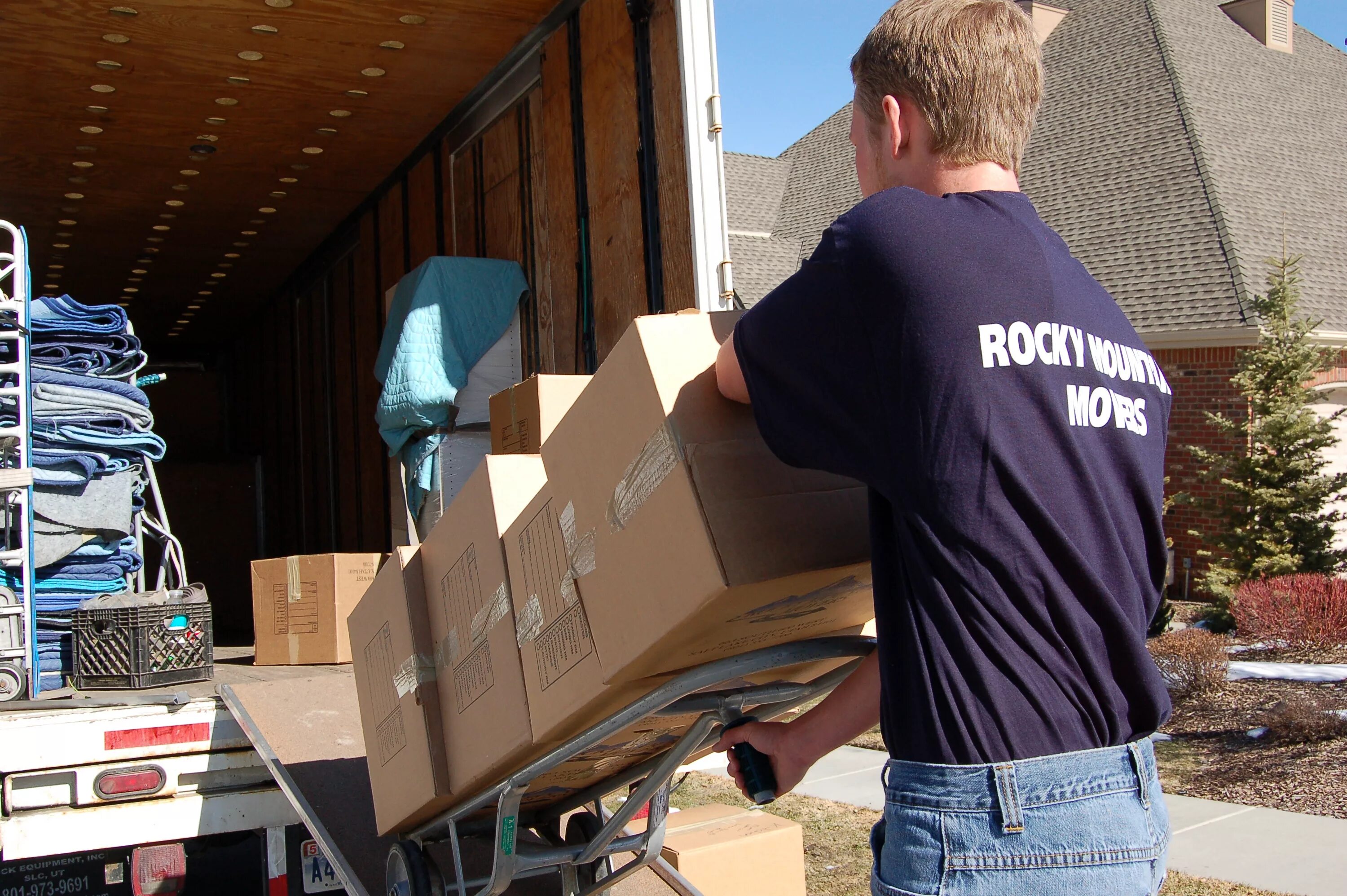 Выгрузка. Разгрузка товара. Погрузка и разгрузка. Грузчик на склад. Погрузка разгрузка на складе.