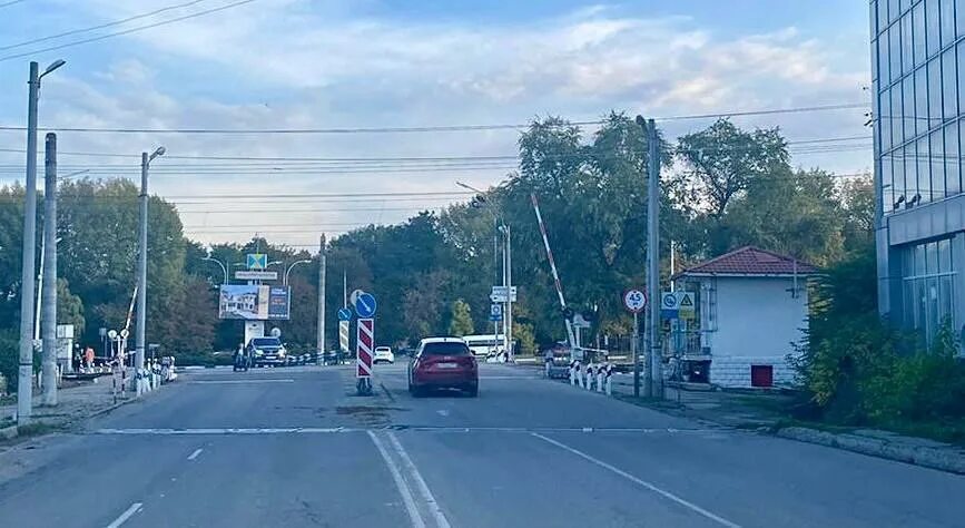 Переехать пятигорск. Железнодорожный переезд. ЖД переезд. Железнодорожный переезд ГТРК Ставрополье. Ессентуки ЖД переезд.