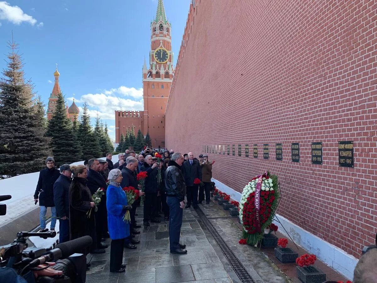 Могила Гагарина у кремлевской стены. Гагарин захоронен в некрополе у кремлевской стены..