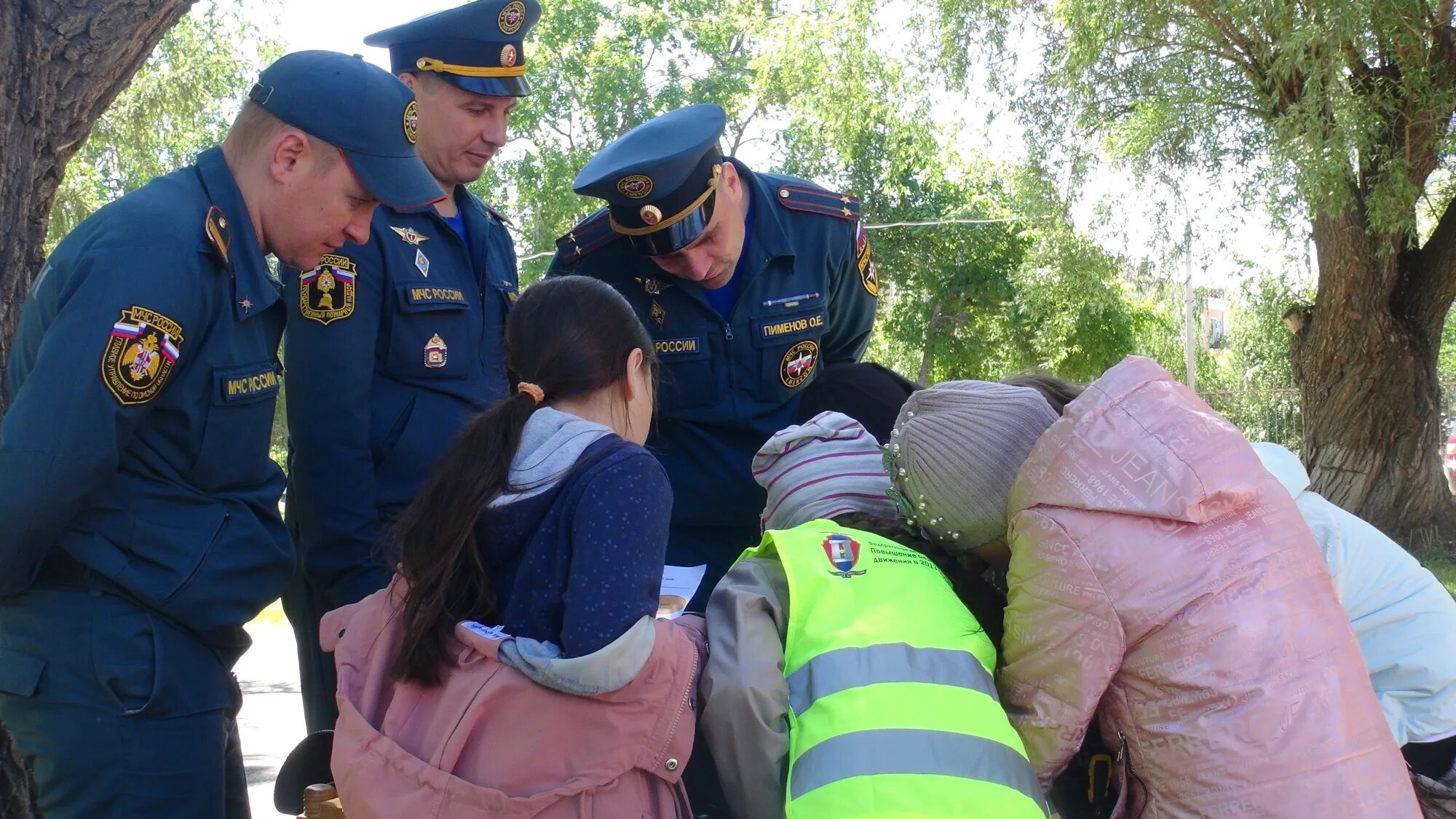 Инспектор МЧС. Инспектор государственного пожарного надзора. Пожарный надзор с детьми. Госпожнадзор МЧС. Мчс дети безопасность