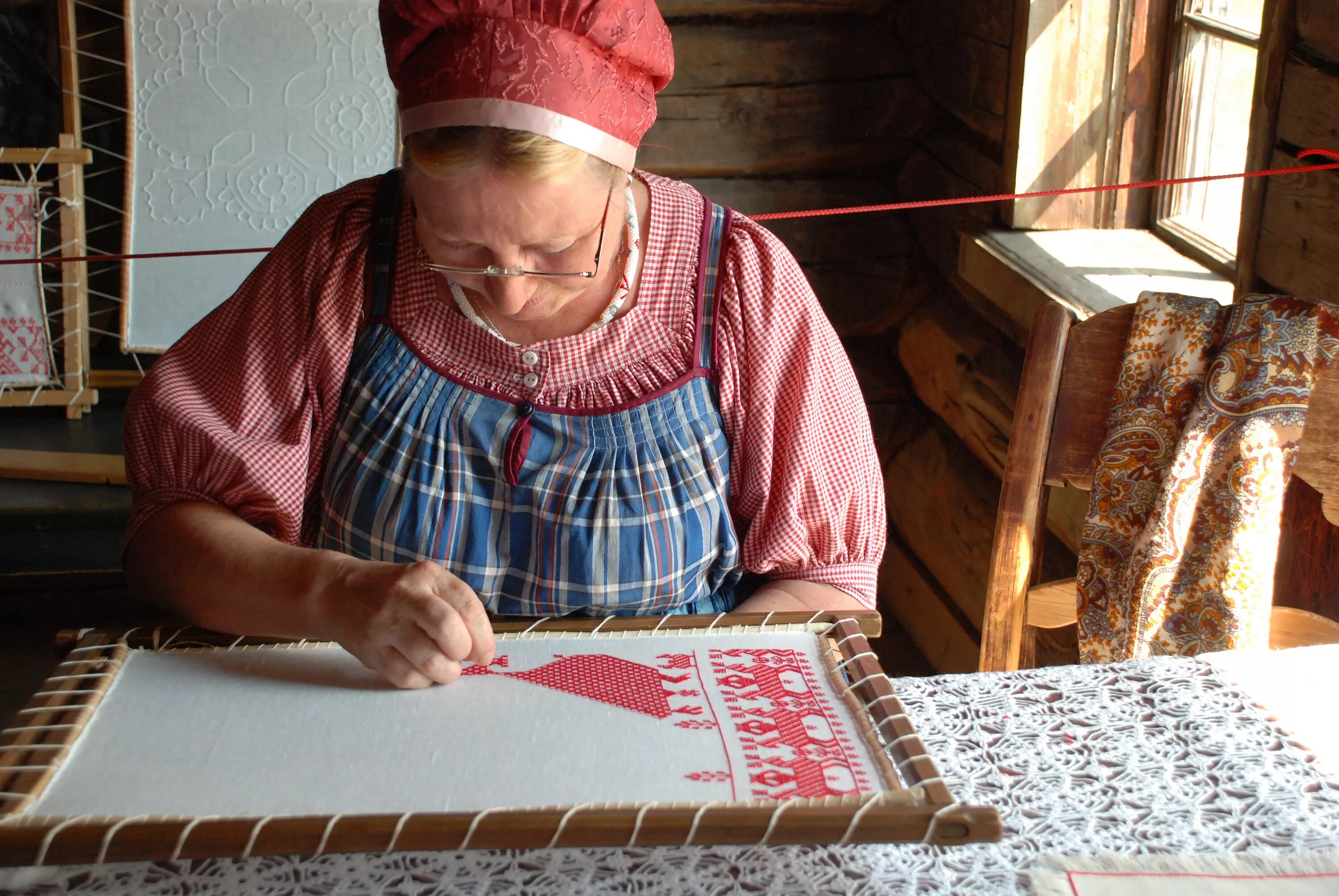 Бабушки делают уроки. Вышивание ремесло. Ремесло вышивальщицы. Мастерицы-вышивальщицы. Рукоделие в старину.