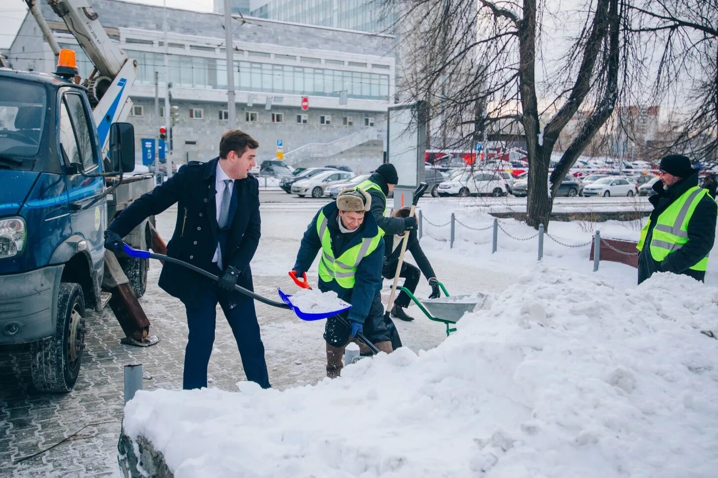 чистка снега. в бронницах убирают снег. сугробы в москве 2022. уборка снега дров и. фото работников снега.