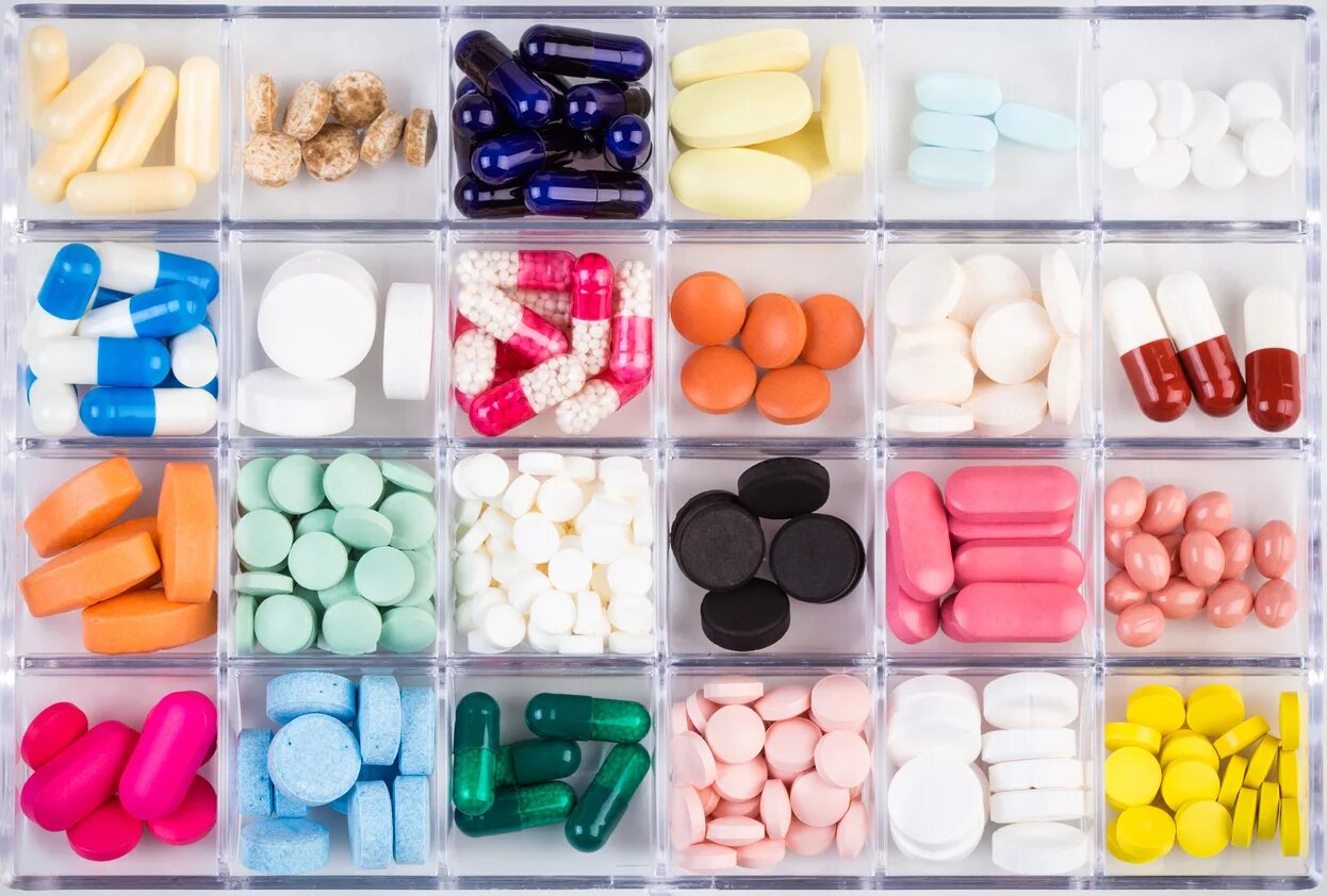 Лекарство это. Разноцветные таблетки. Твердые лекарства. Формы таблеток. Разные таблетки.