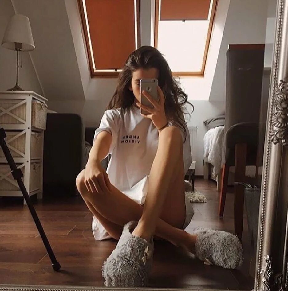 Девушка с каре в зеркале без лица. Позы в зеркале. Красивые позы для фотографий в зеркале. Позировать в зеркале. Позирование для фотосессии с зеркалом.