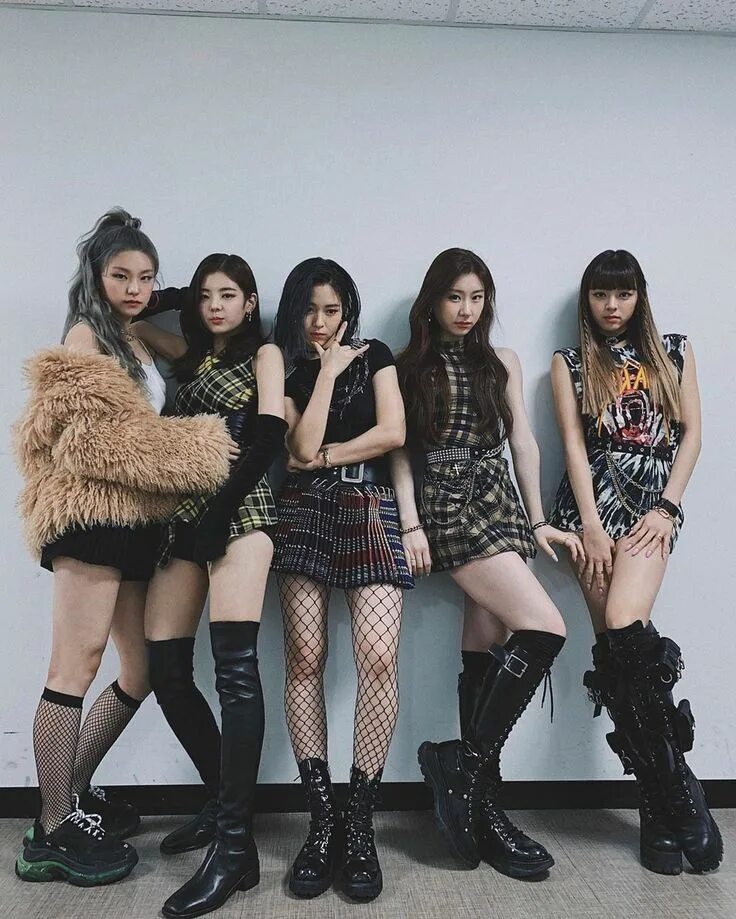 Itzy weapon. Иччи группа кпоп. itzy корейская группа. кпоп группа itzy. группа itzy участницы.