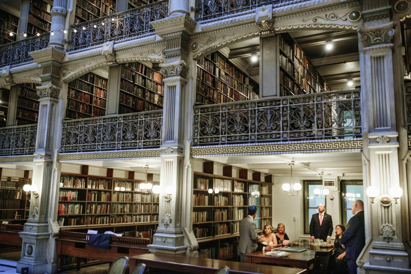 Телефон библиотеки. Библиотека Джорджа Пибоди, Балтимор, Мэриленд, США. Библиотека Джорджа Пибоди. Библиотека Джорджа Пибоди в Балтиморе. Библиокеи Джоджа пиоди.