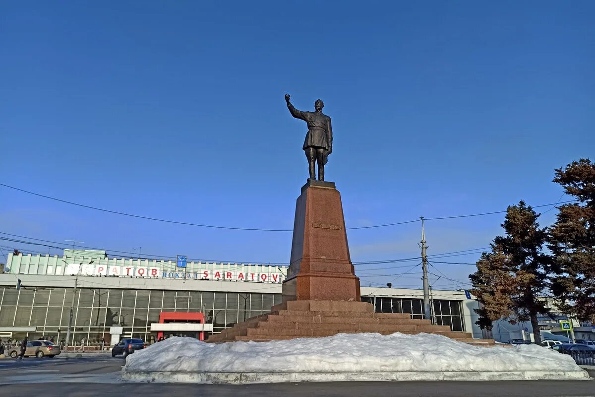 Саратов 1 час. Площадь Петра Саратов. Площадь имени Петра первого в Саратове. Площадь Петра 1 Саратов 350 лет. Площадь Петра Астрахань.