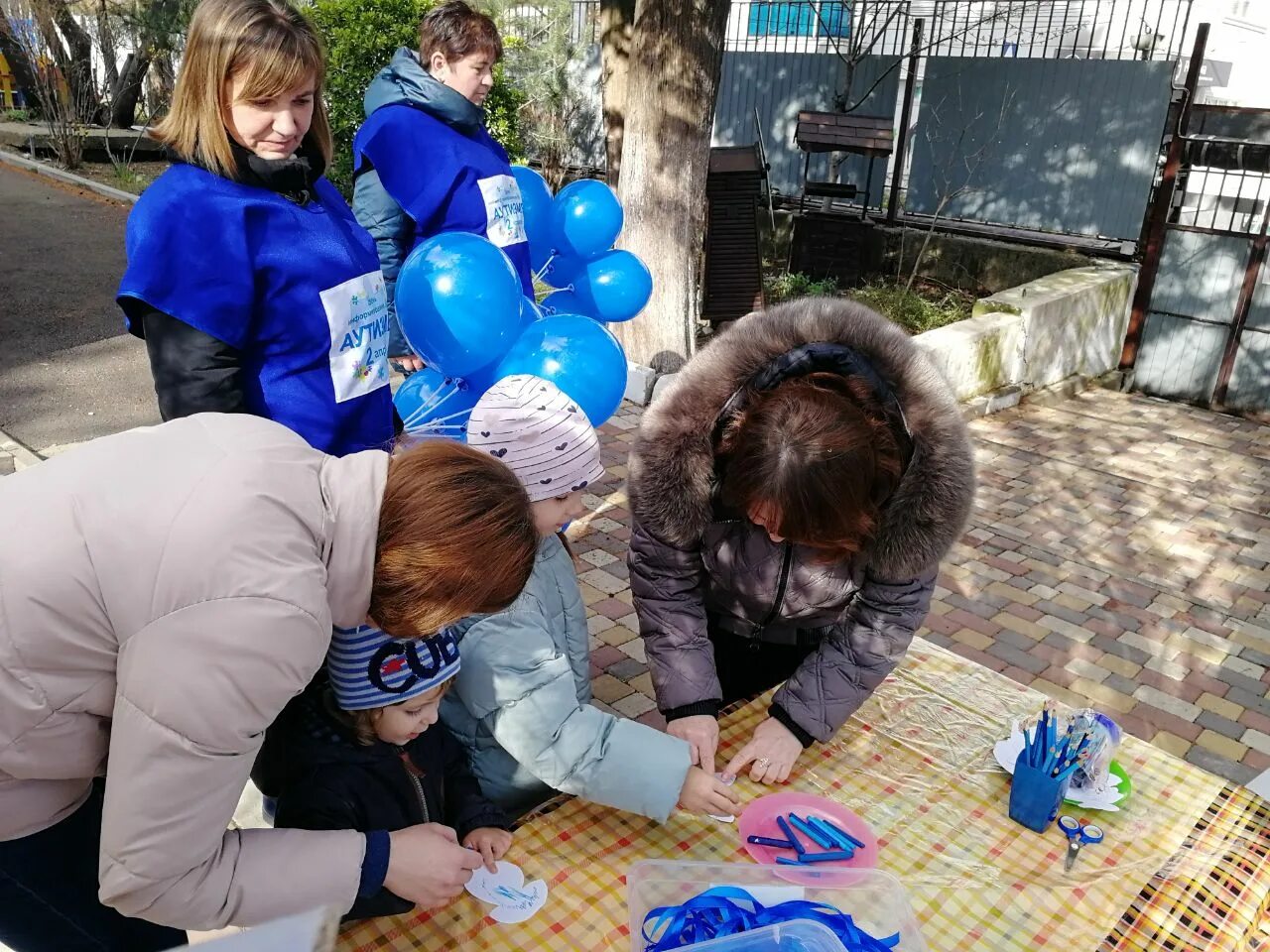 Акция зажги синим в школе. Акция Зажги синим. Акция Зажги синим в детском саду. Мастер класс для детей "Зажги синим". Апреля Зажги синим.