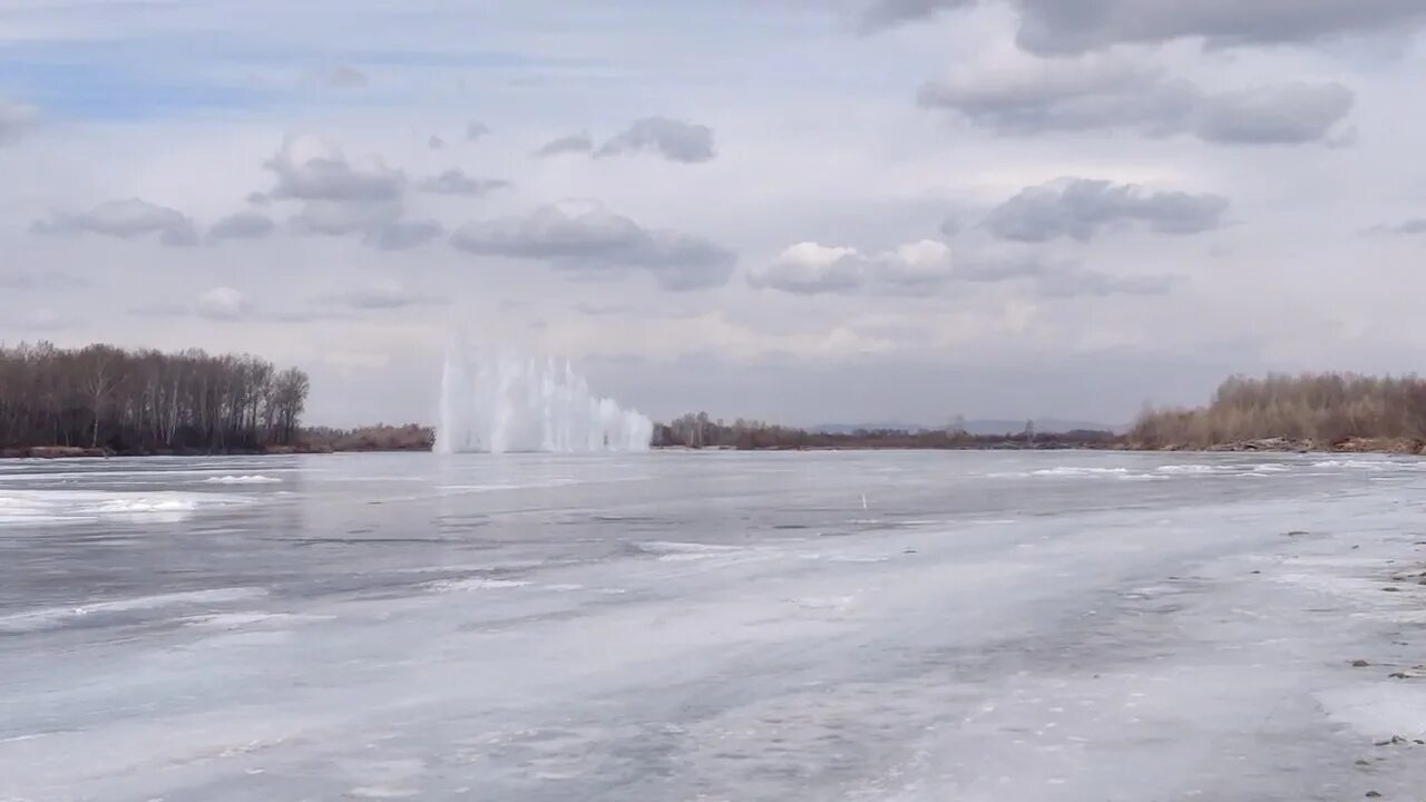 Какая речка холодно. Затор льда на реке Томи. Подрыв льда. Река Абакан. Лед взрывают на Неве.
