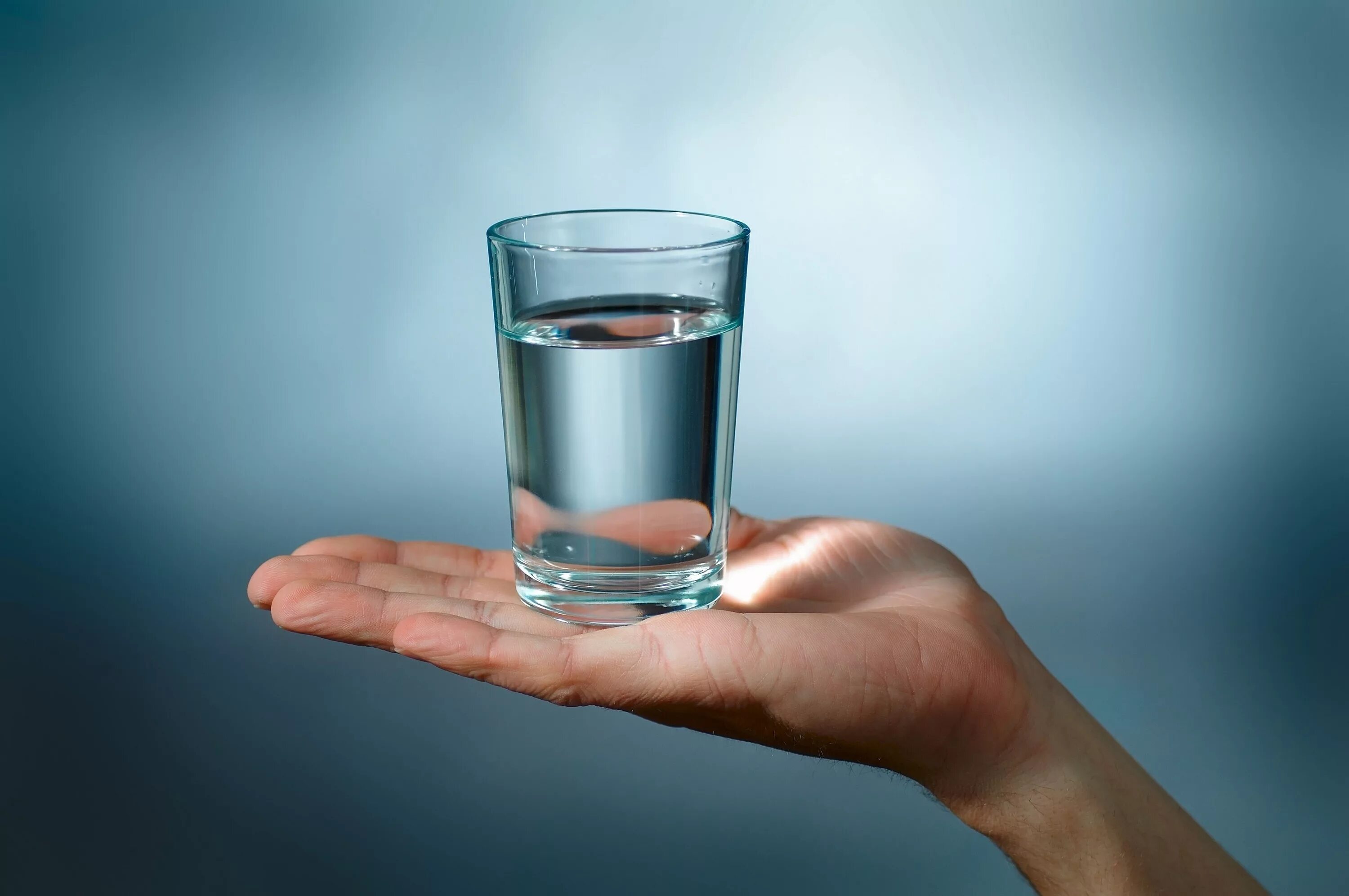 В моем стакане вода. Стакан воды. Чистая вода. Полный стакан воды. Стакан воды в руке.