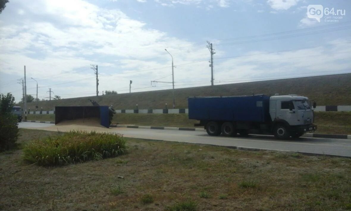 Перевернулся прицеп. Камаз с тракторным прицепом. Перевернулся прицеп. Перевернулся прицеп. Перевернуть прицеп.