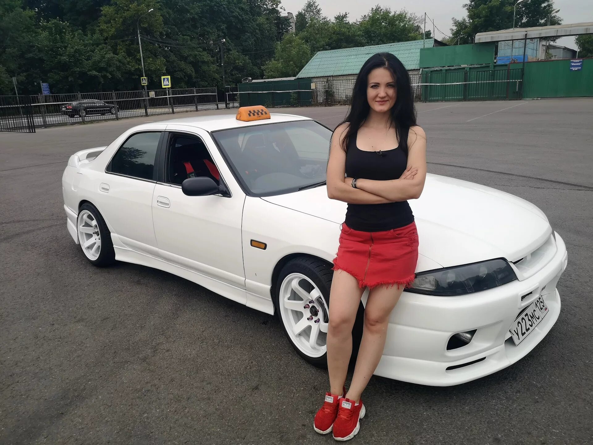 Девушка автоблогер