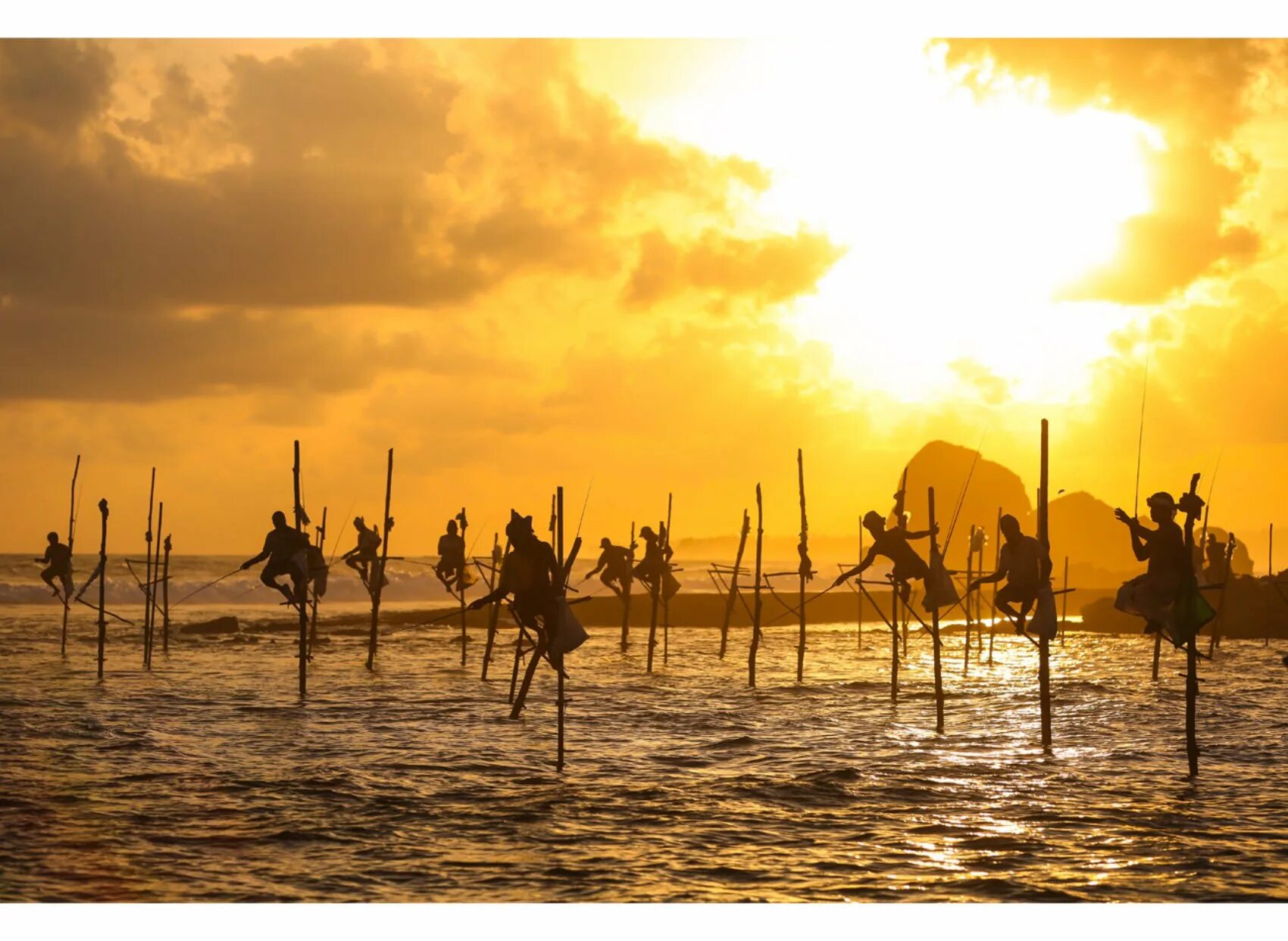 Shangri la hambantota. Хамбантота Шри Ланка. Хамбантота порт Шри Ланка. Хамбантота пляж Шри Ланка. Закат Шри Ланка Хамбантота.