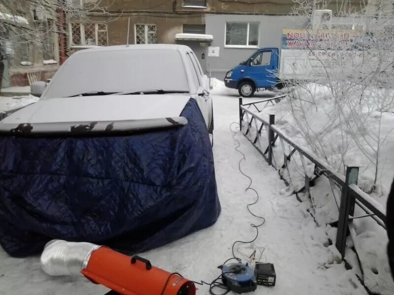 запуск автомобиля зимой. отогрев автомобиля. замерзший салон автомобиля. отогрев машины зимой. заведенный автомобиль зимой.