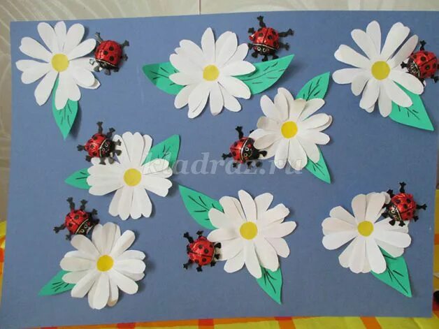 Аппликация ромашка в доу. День ромашки в детском саду старшая группа. Ромашки аппликация из бумаги. Украшения группы ромашки. Ромашка символ семьи.