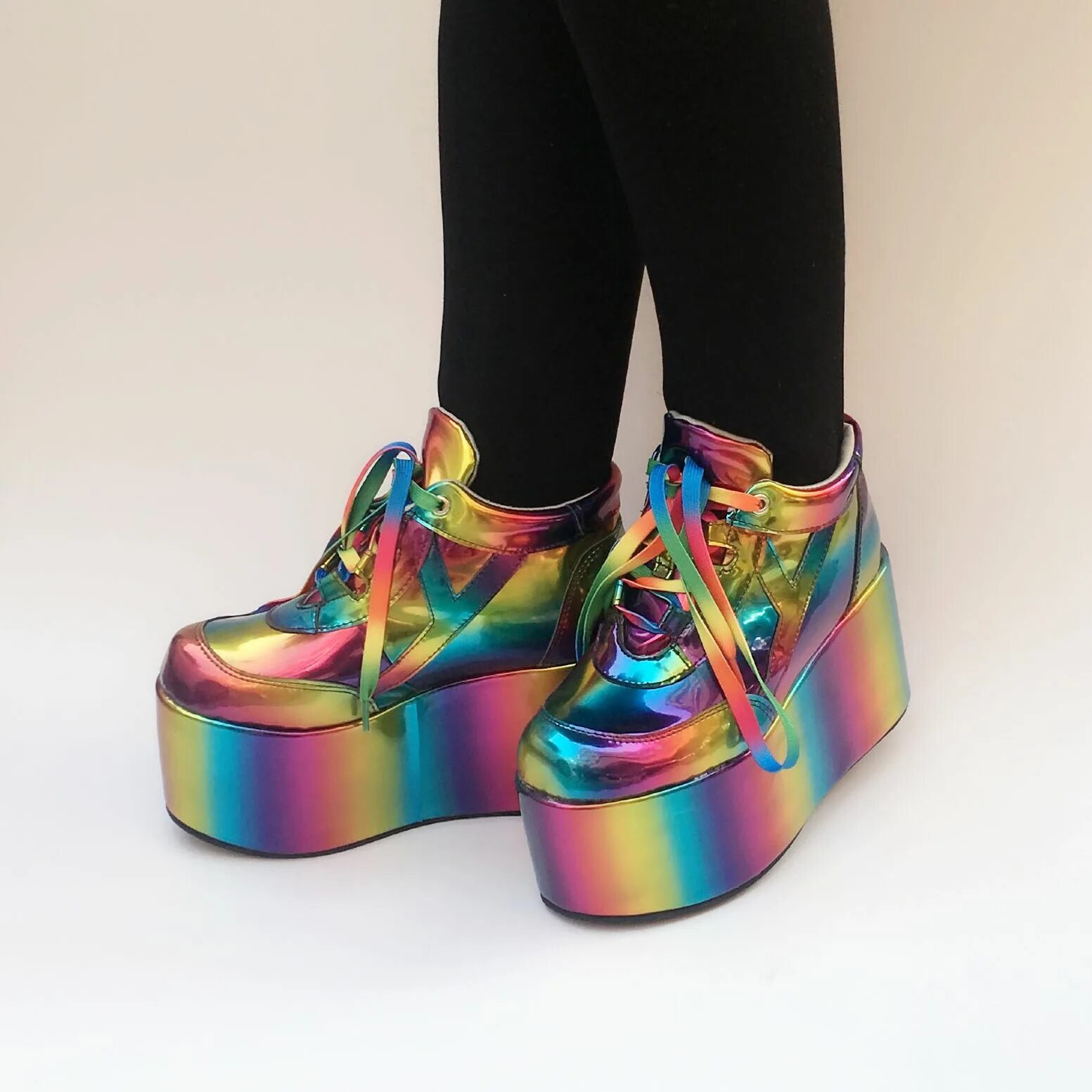 Dr. яркие туфли мужские. яркие ботинки женские. ботинки доктор мартинс красные. разноцветная обувь.