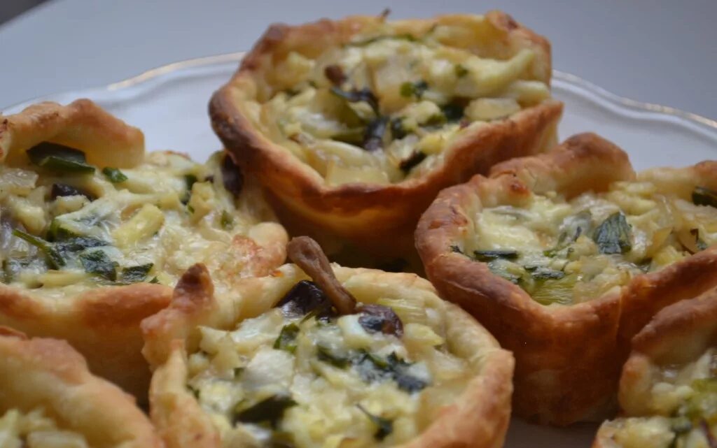 Жульен в тесте с курицей. Волованы с грибами. Грибы жареные в тесте. Жульен в тесте. Мешочки с курицей и грибами в слоеном тесте.