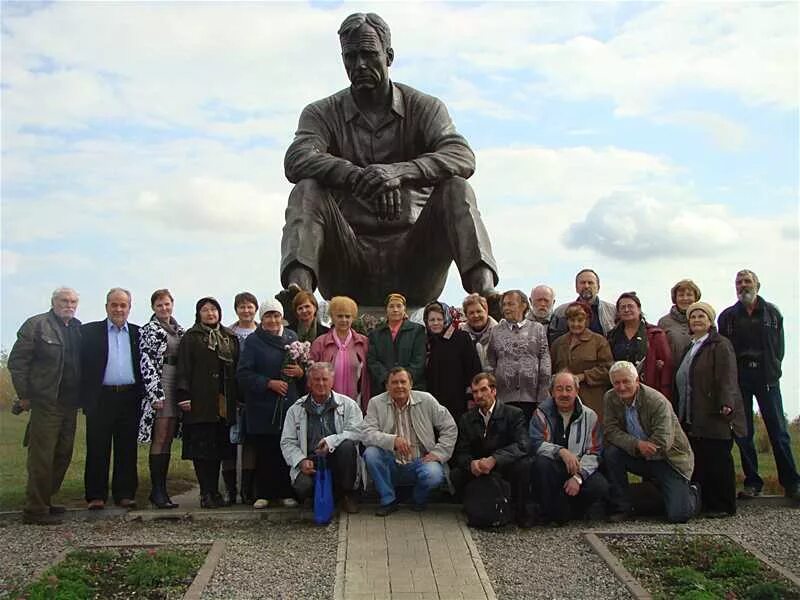 Памятник Шукшина в Сростках. Шукшин Сростки. Памятник Шукшину в Бийске. Сростки погода бийского алтайского края