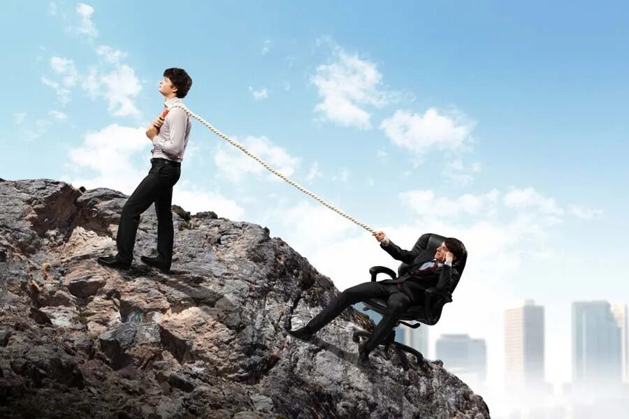 Человек тащит. Помощь друг другу. Женщина поднимается в гору. Помогает взобраться на гору. Карабкаться по длинной.