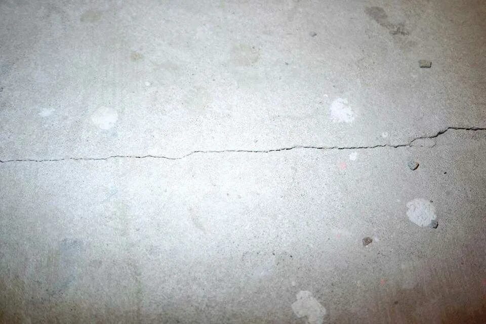 Что значит трещина. Усадочные трещины в бетоне. Усадочные трещины на стяжке. Усадочные швы в стяжке. Усадочные трещины в плите перекрытия.