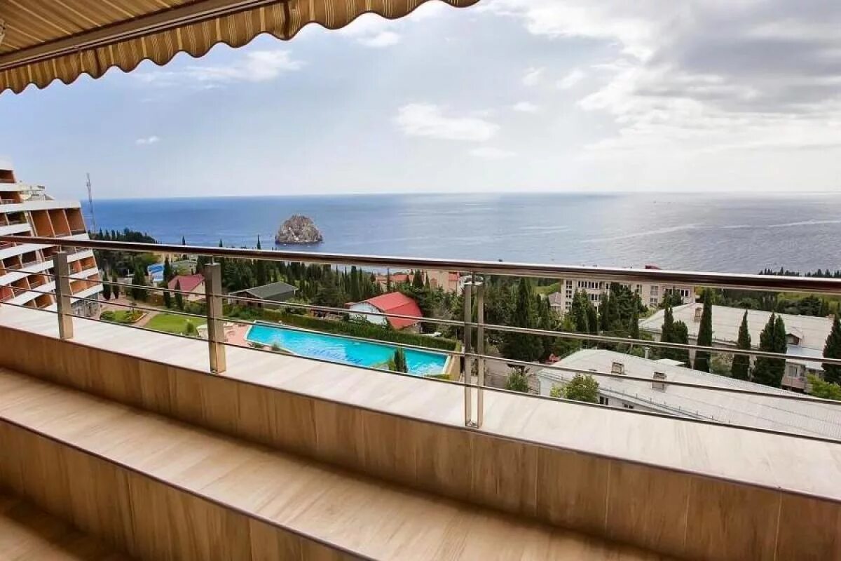 Топ 10 элитных коттеджей гурзуф. Гурзуф домик в горах. Гостиница в гурзуфе на берегу моря фонтанная улица. Гурзуф артековская 10. Гурзуф панорамный вид из окна.