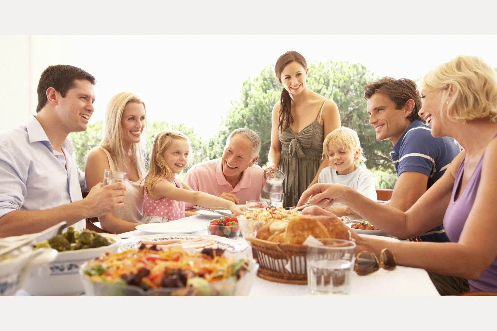 приятная встреча с родными. большая дружная семья за столом. приятная встреча с родными. семейное застолье. большая дружная семья за столом.