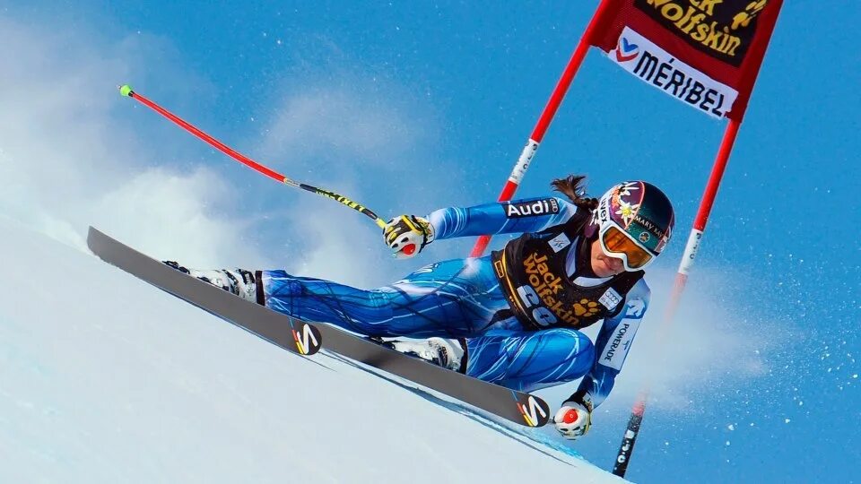 Скоростной спуск горнолыжный спорт. Горные лыжи спорт. Горнолыжник скоростной спуск. Горные лыжи скоростной спуск. Горные лыжи скоростной спуск.