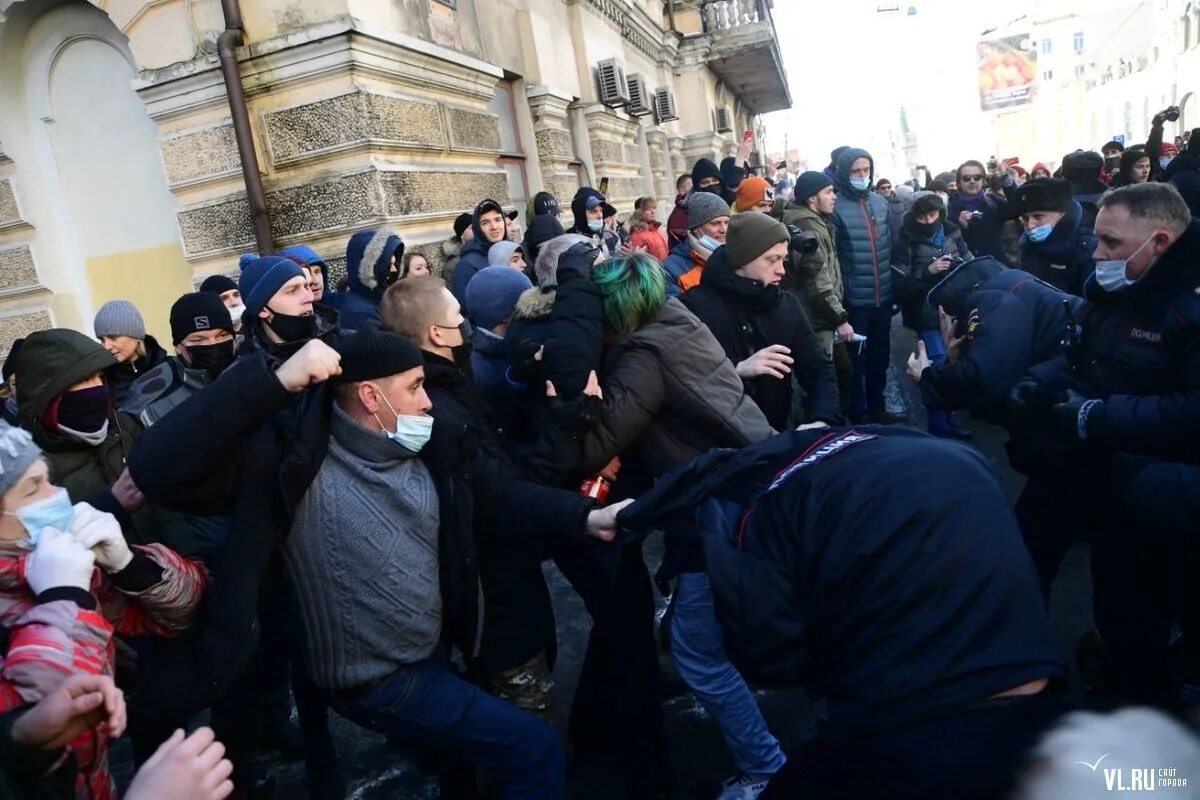 Толпа участников митинга. Протесты в Петербурге 23 января. Митинг. Митинги СПБ 2021. Протестующие в Питере.