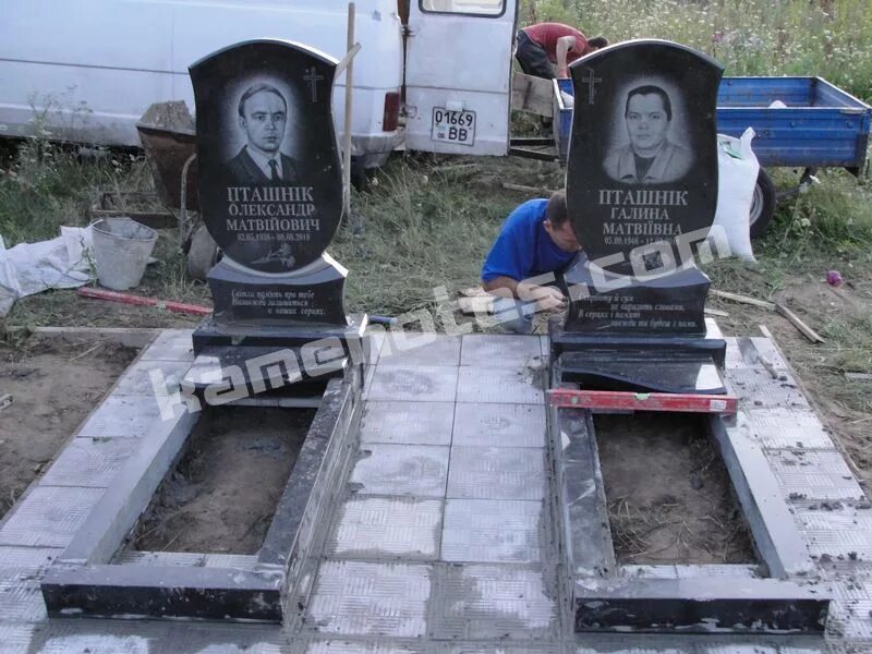 Монтаж памятника на могилу. Мраморные памятники с накладными портретами. Фундамент под памятник. Чем приклеить памятник к основанию из гранита. Чем приклеить памятник к основанию из гранита.