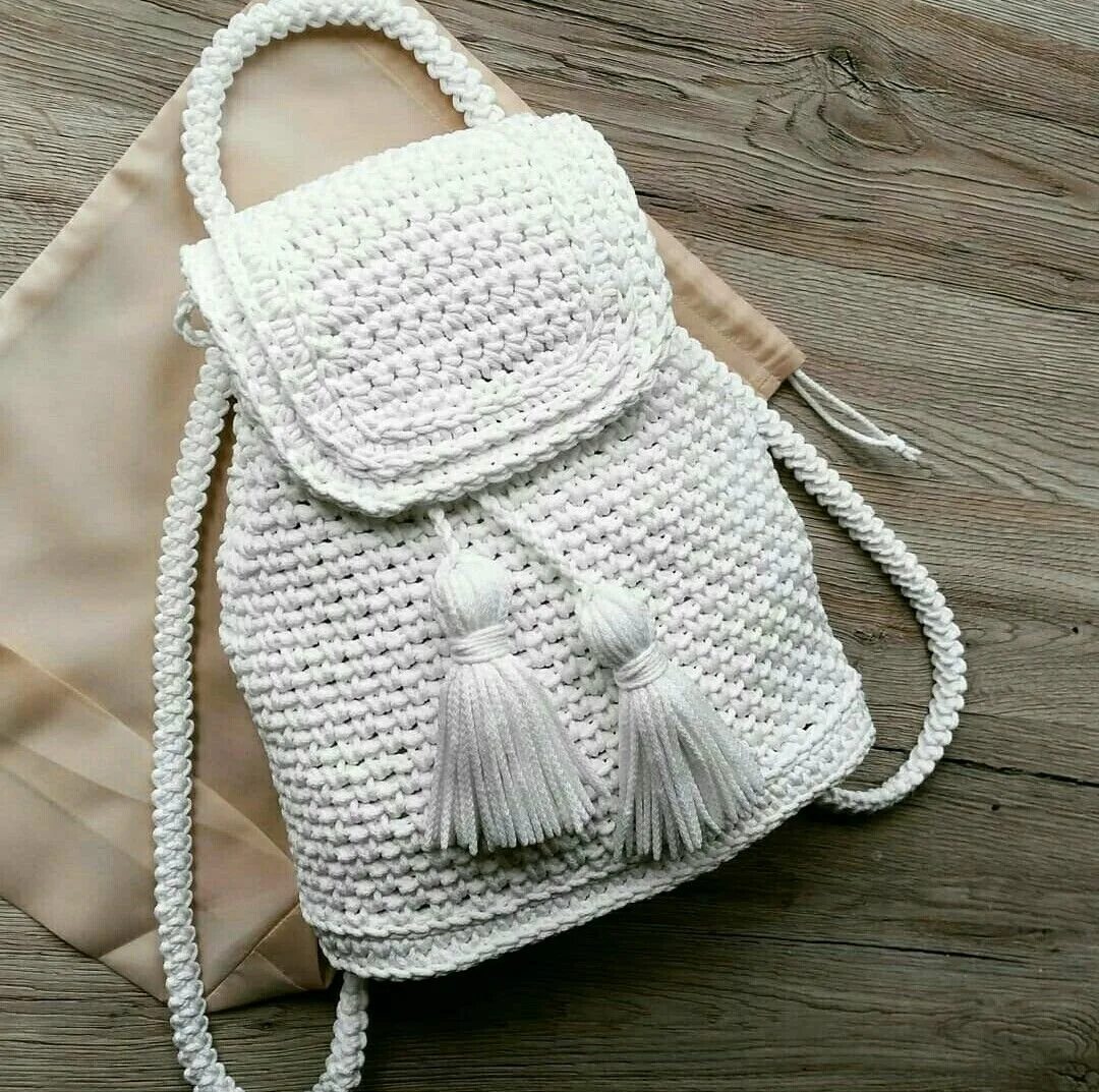 Трикотажный рюкзак крючком мастер класс. Рюкзак из halley macrame. вязаные сумки рюкзаки. вязаный рюкзак крючком. белый вязаный рюкзак.