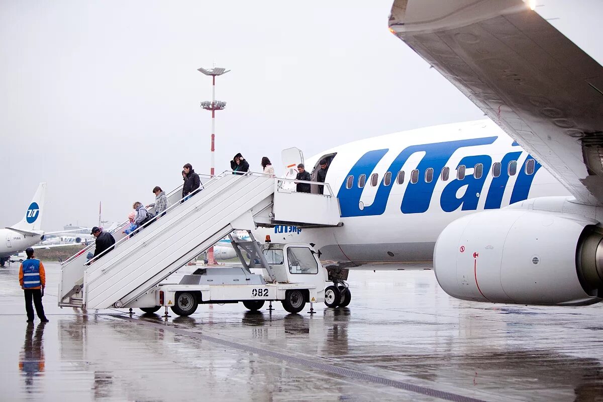 Сайт utair ru. Самолеты авиакомпанииutzir. Самолеты авиакомпании ЮТЭЙР. Самолет ЮТЭЙР Сургут Омск. ЮТЭЙР Тюмень.