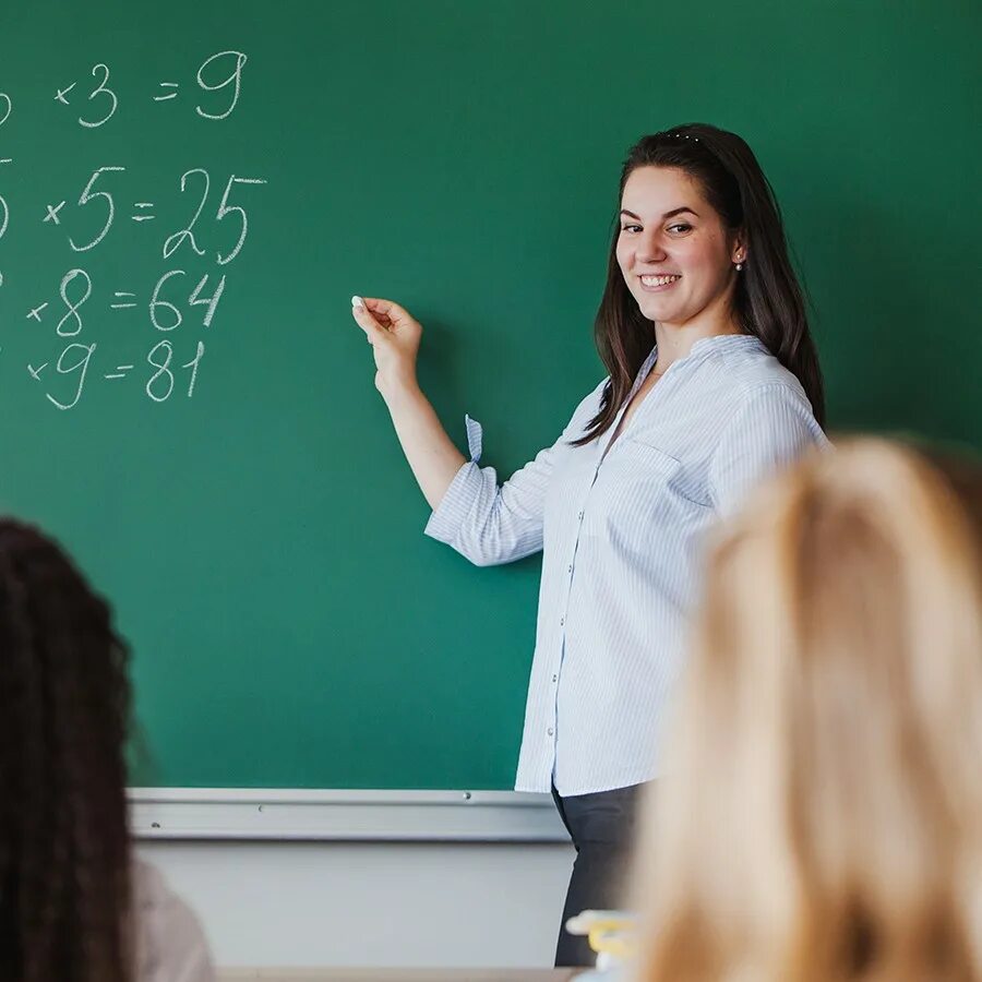 Учитель в школе у доски. У учителей 6 6 2. Учительница в младших классах. Преподаватель объясняет. Фотографии учителей.